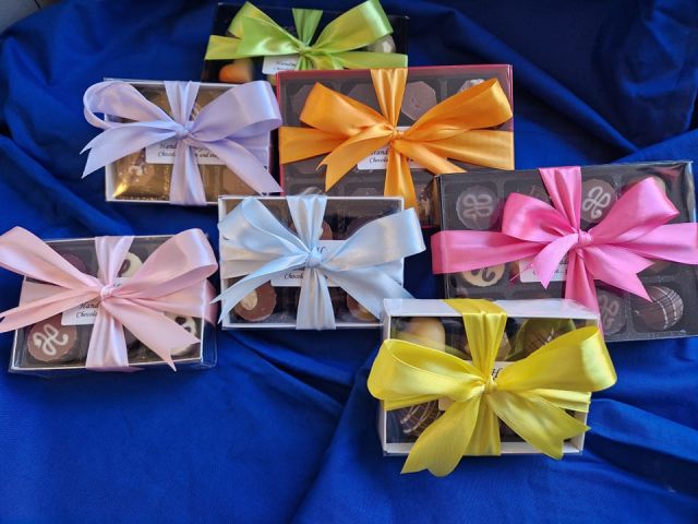 🌺 Why not treat your Mother/Mother In-Law or someone special that is like a Mother to you? 

🌺  Delicious 'Handmade By Henry' Truffles, boxed & beautifully ribboned. What a treat!